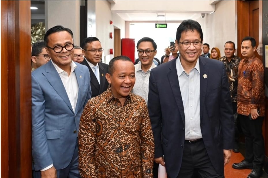 Menkeu Purbaya dan Menteri ESDM Bahlil bertemu bahas pasokan LPG 3 kg jelang Natal 2025 dan Tahun Baru 2026.