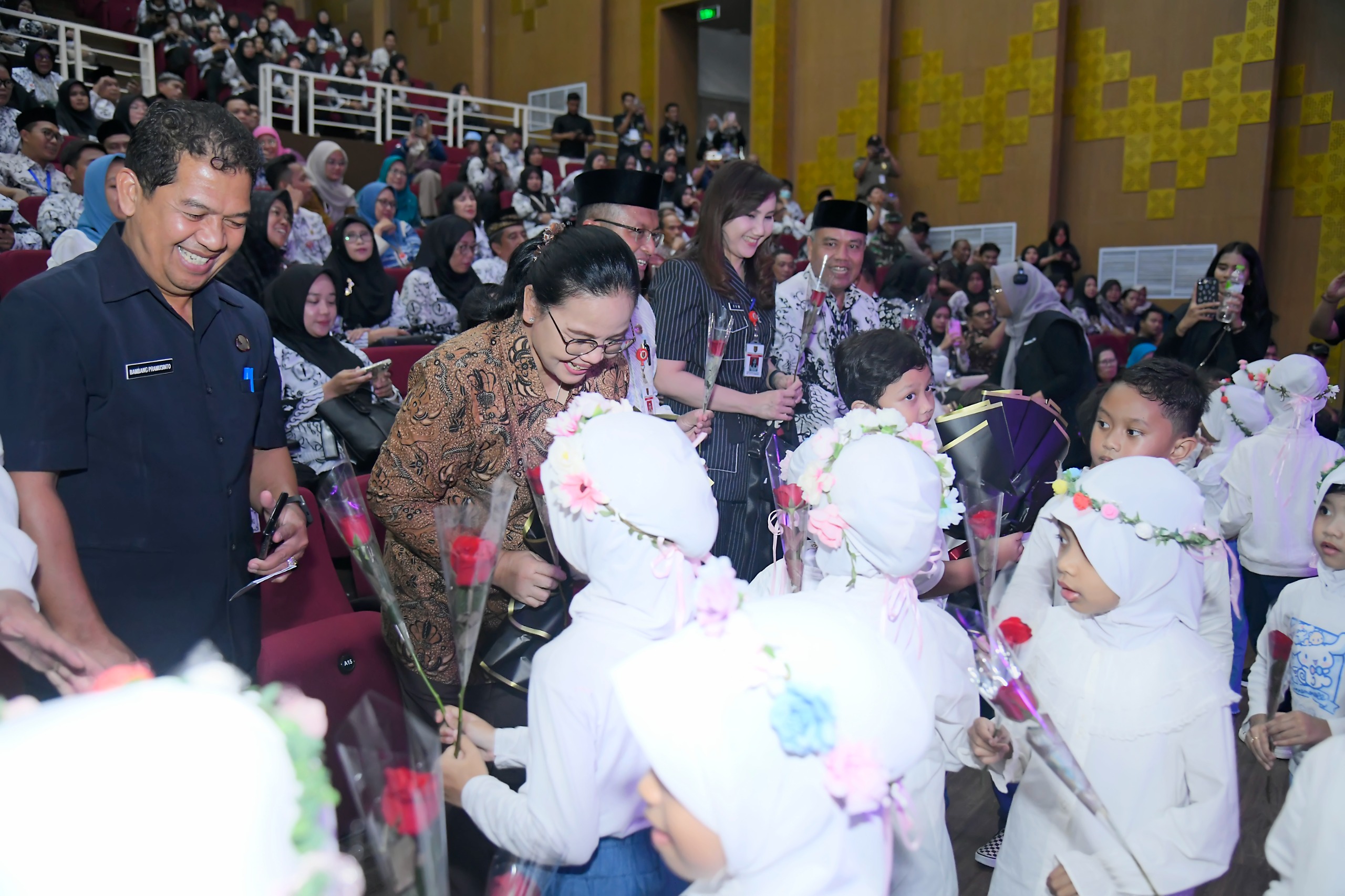 Wali Kota Semarang tegaskan peran strategis guru dalam HGN 2025, soroti kesejahteraan dan masa depan pendidikan.