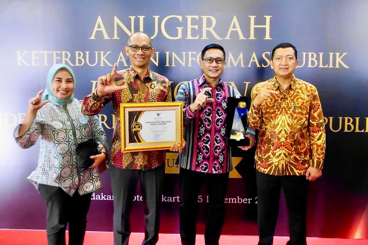 Pemerintah Provinsi Jawa Tengah meraih penghargaan dalam ajang Anugerah Keterbukaan Informasi Publik Tahun 2025 dari Komisi Informasi Pusat (KIP) di Hotel Bidakara, Jakarta pada Senin 15 Desember 2025.