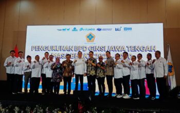 Caption Foto: Segenap pengurus dan anggota Gabungan Importir Nasional Seluruh Indonesia (GINSI) Jawa Tengah mengikuti Pengukuhan BPD GINSI Jawa Tengah Masa Bhakti 2025-2030 di Semarang, Kamis (18/12/2025).