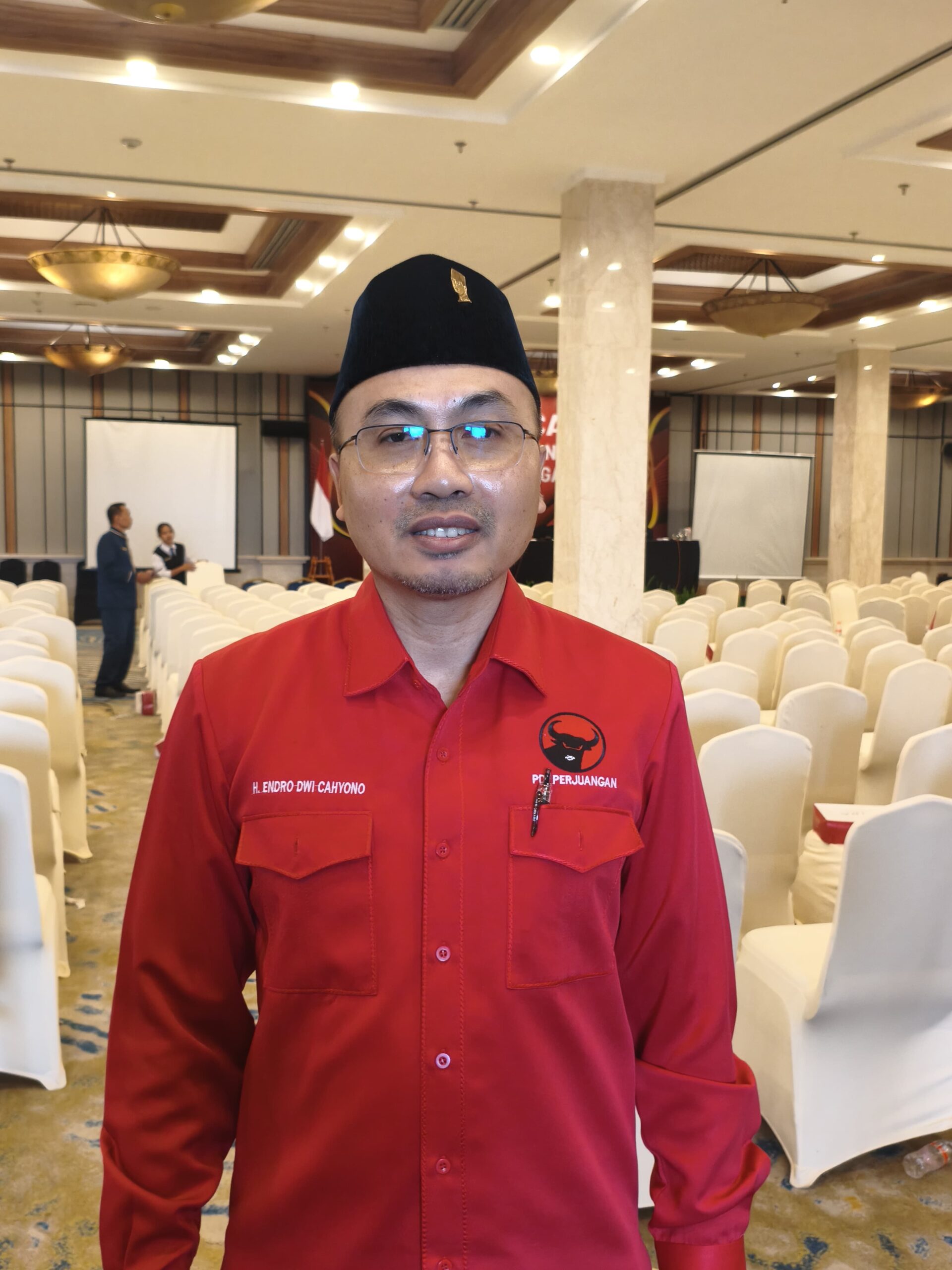 Anggota DPRD Jawa Tengah, Endro Dwi Cahyono, resmi dilantik menjadi Ketua Dewan Pimpinan Cabang (DPC) PDI Perjuangan Kota Semarang 2025–2030. Pengukuhan dilakukan dalam Konferensi Cabang (Konfercab) PDI Perjuangan kabupaten/kota se-Jawa Tengah yang digelar di Patra Hotel Semarang, Minggu (28/12/2025).