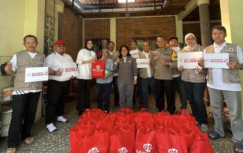 Immoderma salurkan 200 paket sembako untuk warga Karanganyar Gunung yang terdampak longsor melalui program sosial “Cantik dari Hati"