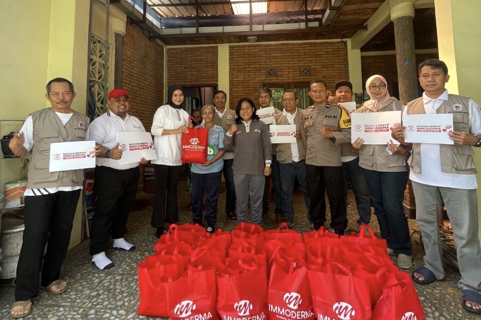 Immoderma salurkan 200 paket sembako untuk warga Karanganyar Gunung yang terdampak longsor melalui program sosial “Cantik dari Hati"