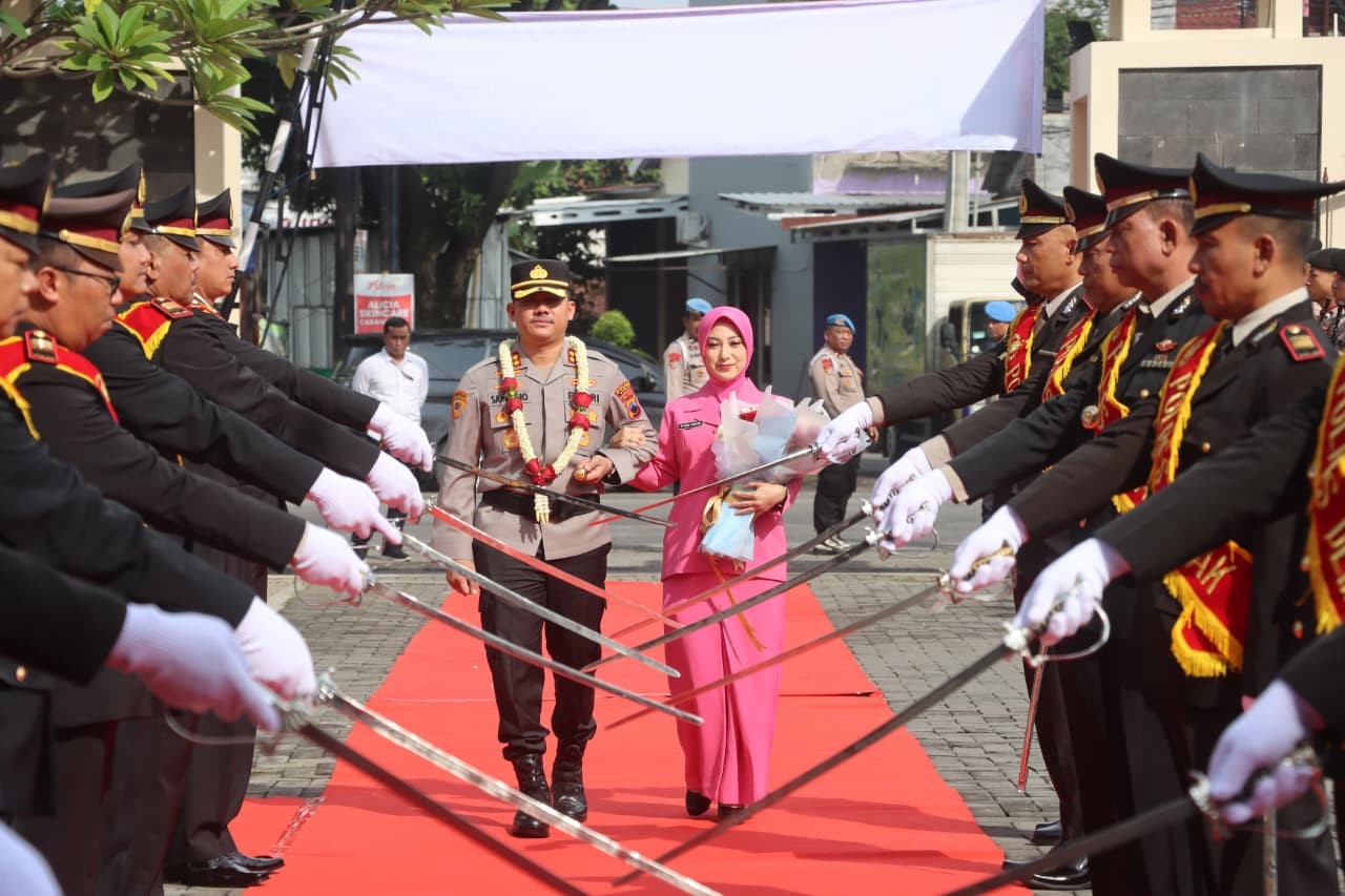 Suasana penuh khidmat dan haru mewarnai tradisi pelepasan dan penyambutan Kapolres Demak yang digelar di Polres Demak, Selasa (13/1/2026). Momentum ini menandai berakhirnya masa tugas AKBP Ari Cahya Nugraha sekaligus dimulainya kepemimpinan Kapolres Demak yang baru, AKBP Arrizal Samelino Gandasaputra.