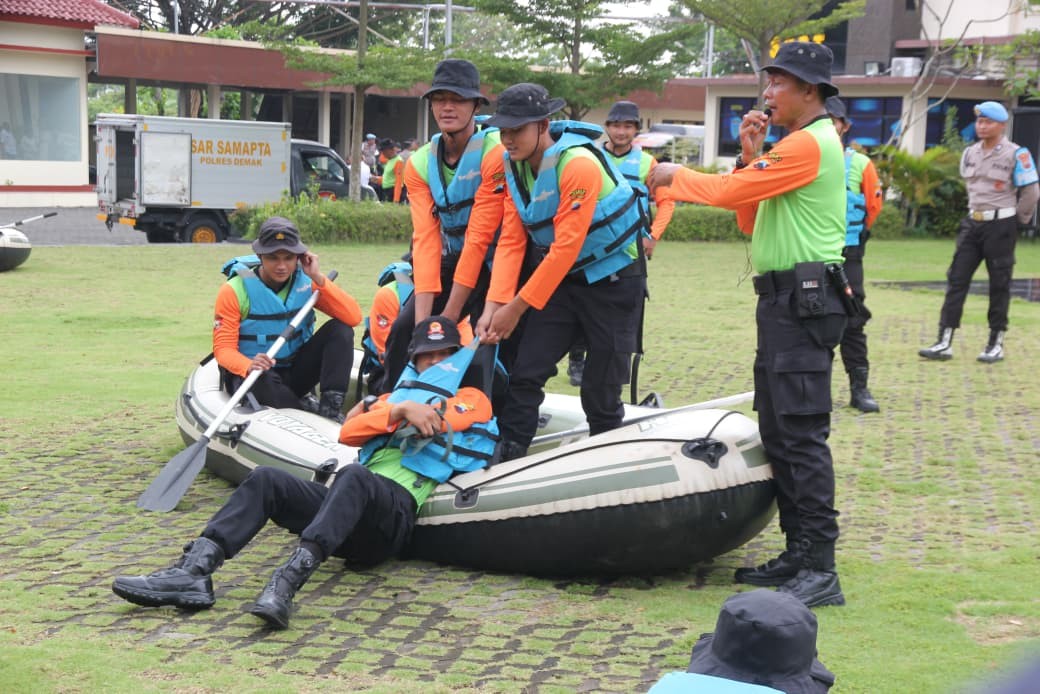 Satuan Samapta Polres Demak menggelar latihan dasar Search and Rescue (SAR) di Lapangan Wicaksana Laghawa Mapolres Demak, Rabu (21/1/2026).