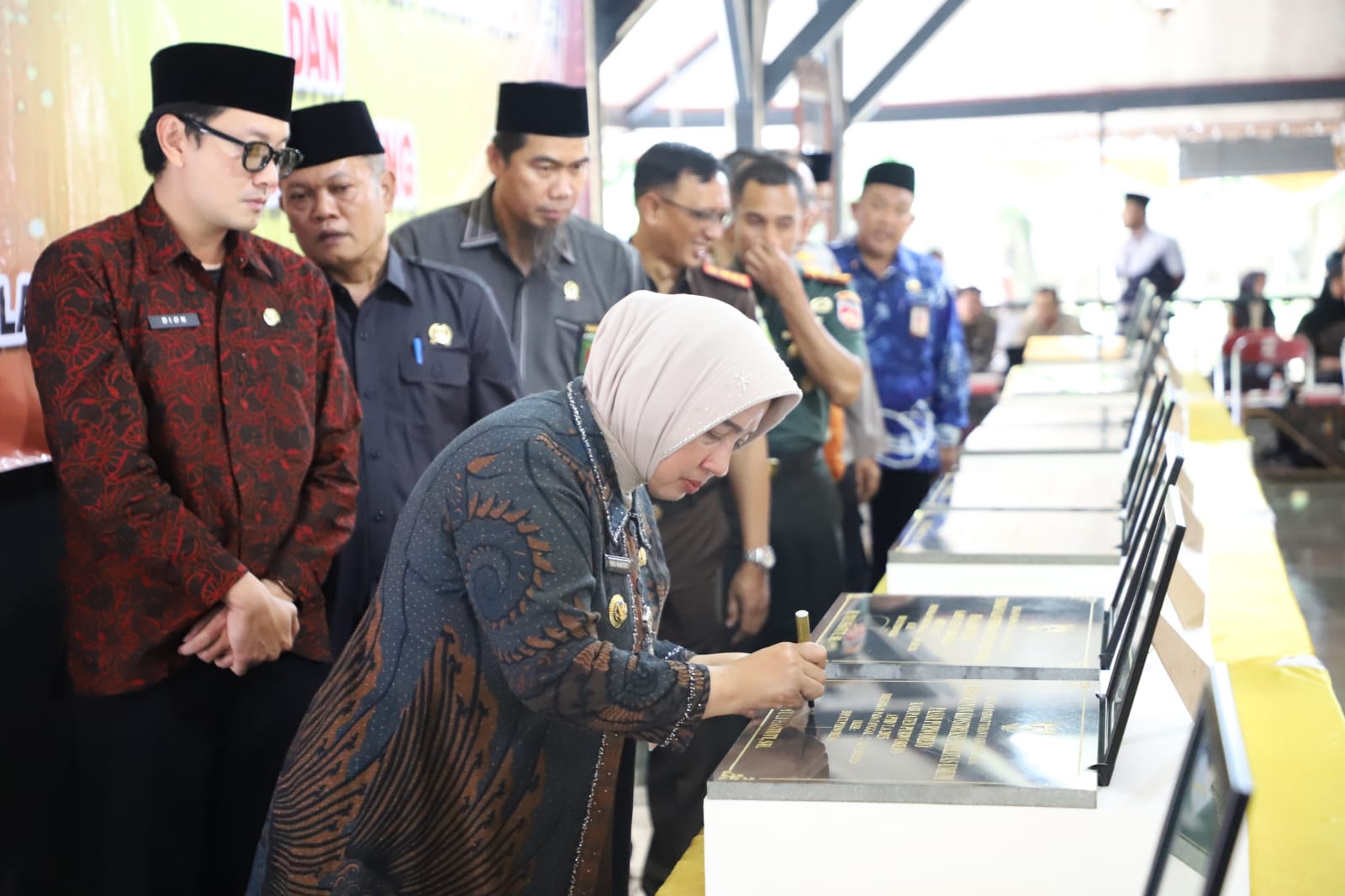 Bupati Puworejo Yuli Hastuti menandatangani prasasti berbagai proyek infrastruktur yang telah diselesaikan pada tahun anggaran 2025. Dok Pemkab Purworejo