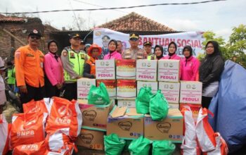 Polres Demak menyalurkan sebanyak 200 paket sembako kepada warga terdampak banjir di wilayah Kabupaten Demak, Kamis (22/01/26). Bantuan tersebut didistribusikan di tiga titik, yakni Desa Sumberejo Kecamatan Bonang, Desa Sayung Kecamatan Sayung, serta Desa Karangmelati Kecamatan Demak.