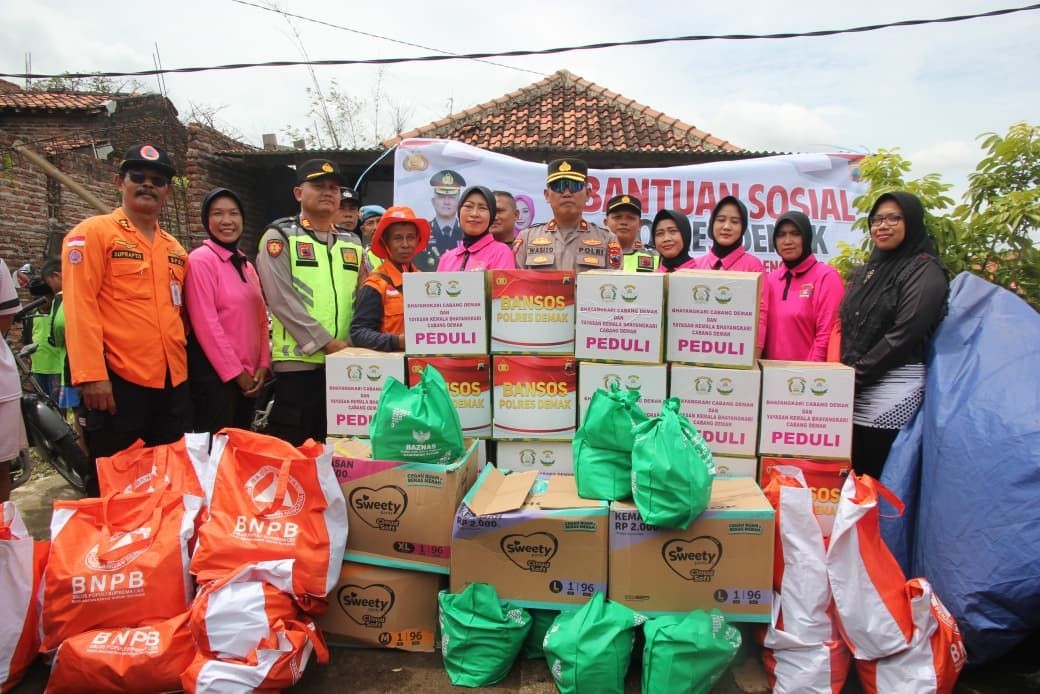 Polres Demak menyalurkan sebanyak 200 paket sembako kepada warga terdampak banjir di wilayah Kabupaten Demak, Kamis (22/01/26). Bantuan tersebut didistribusikan di tiga titik, yakni Desa Sumberejo Kecamatan Bonang, Desa Sayung Kecamatan Sayung, serta Desa Karangmelati Kecamatan Demak.
