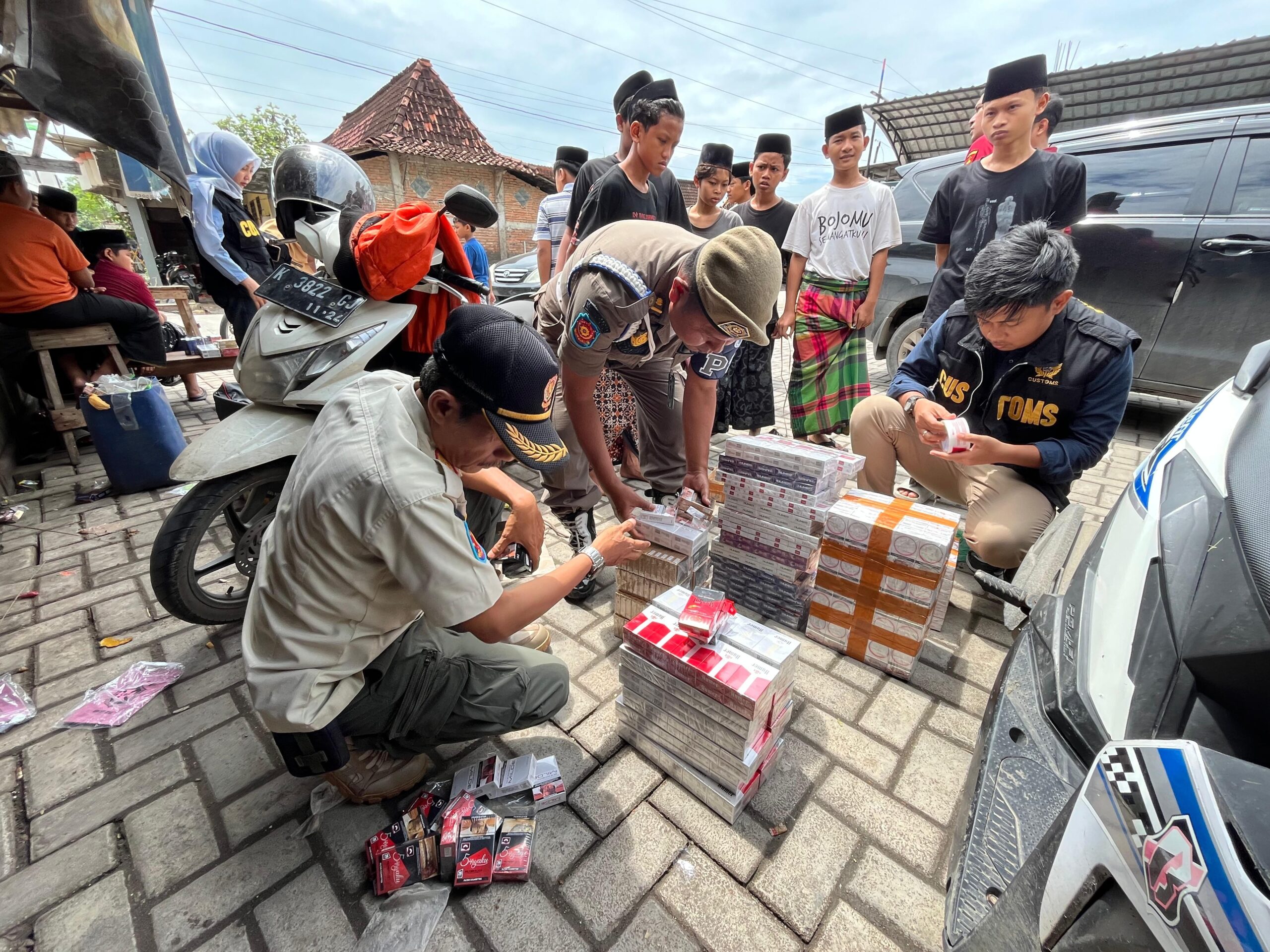Sebanyak 20.295 batang rokok ilegal dari berbagai merek berhasil diamankan dalam Operasi Bersama Pemberantasan Peredaran Barang Kena Cukai (BKC) ilegal di Kecamatan wilayah Guntur, Kabupaten Demak.