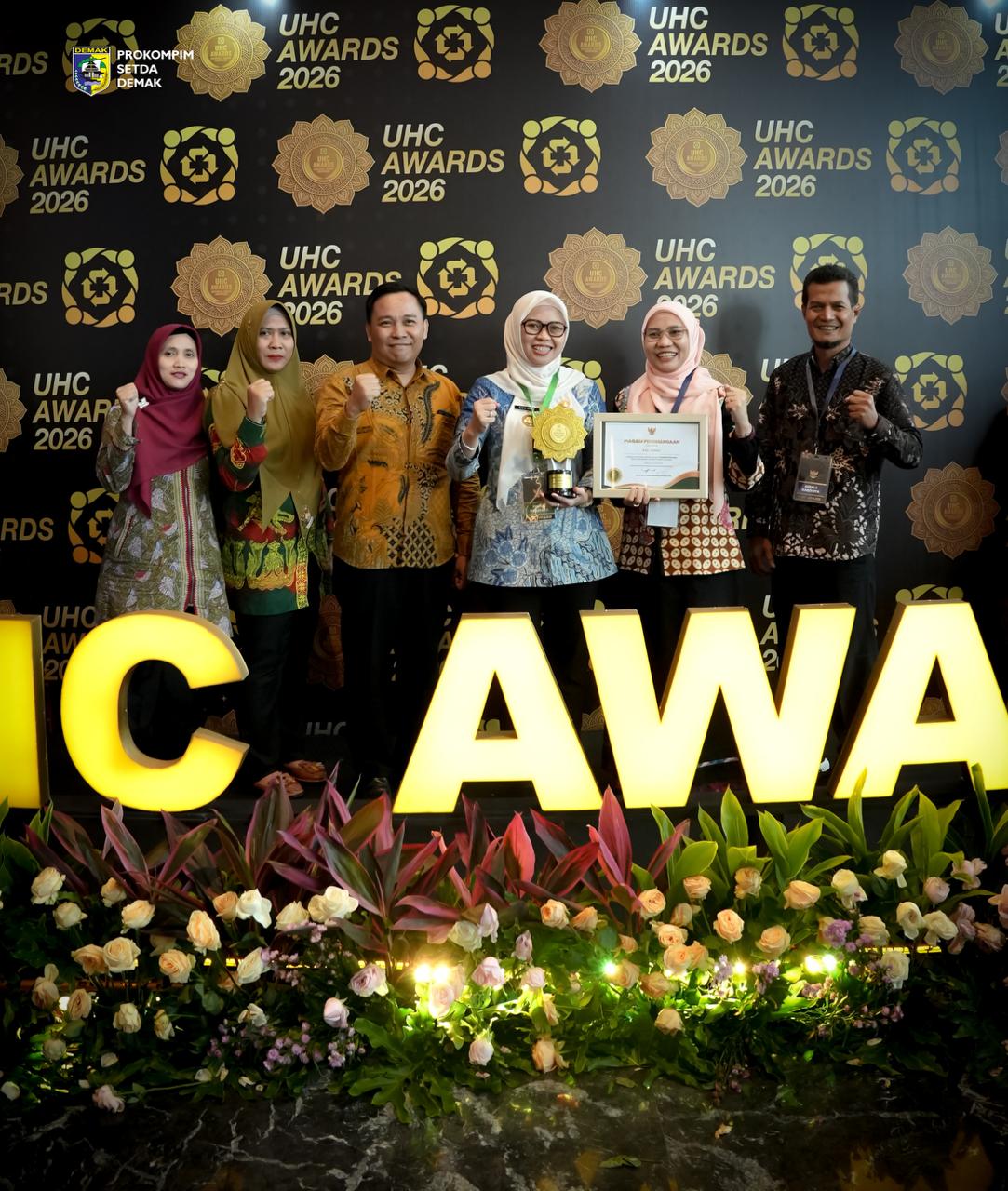 Pemerintah Kabupaten Demak menerima Piagam Penghargaan Sebagai Pemerintah Daerah dengan Kategori Pratama dalam Pencapaian Universal Health Coverage (UHC) Awards 2026 oleh Menteri KBPM RI, sebagai bentuk pengakuan atas komitmen daerah dalam menjamin akses layanan kesehatan bagi masyarakat.