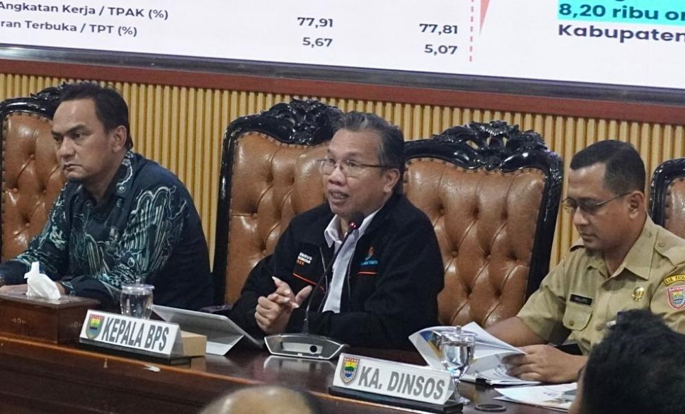 Kepala Badan Pusat Statistik (BPS) Batang Heni Djumadi, dalam rapat koordinasi terkait Data Tunggal Sosial dan Ekonomi Nasional (DTSEN) di Aula Bupati Batang, Kabupaten Batang, Selasa (13/1/2026).
