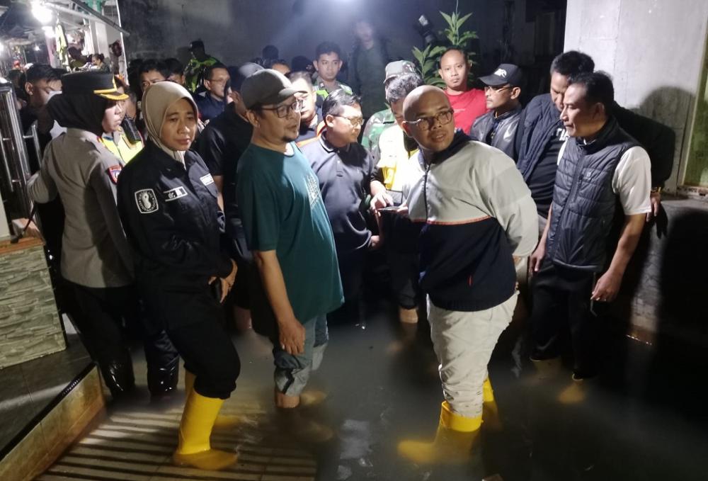 Empat hari dilanda banjir, Bupati Batang M Faiz Kurniawan bersama unsur Polres dan Kodim 0736/Batang segera meninjau Karangasem Utara, untuk memastikan kondisi warga terdampak mendapatkan bantuan logistik. Di tengah guyuran hujan lebat dan genangan air, Bupati Faiz menyambangi warga untuk menyalurkan bantuan logistik sembari mendengarkan aspirasi untuk melakukan langkah penanganan secara tepat.