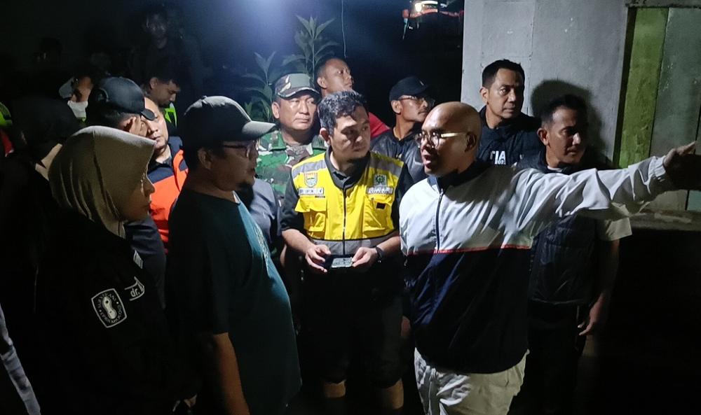 Bupati Batang M. Faiz Kurniawan, meninjau langsung kondisi banjir di Karangasem Utara, Kabupaten Batang.