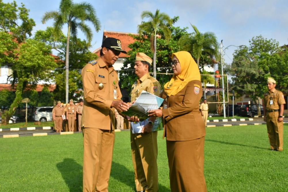 Pemerintah Kabupaten Batang resmi memperpanjang Surat Keputusan (SK) guru Pegawai Pemerintah dengan Perjanjian Kerja (PPPK) formasi tahun 2020, meski kondisi keuangan daerah tengah terbatas. Hal itu disampaikan Wakil Bupati Batang Suyono, saat apel pagi di halaman Pendapa Kabupaten Batang, Senin (19/1/2026).
