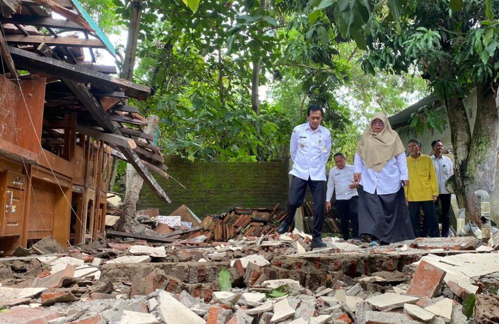 Wakil Bupati Batang Suyono meninjau langsung ambruknya salah satu bangunan di Sekolah Luar Biasa (SLB) Batang.