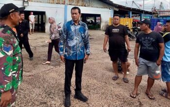 Batang - Wakil Bupati Batang Suyono meninjau langsung proses pencarian korban kecelakaan laut (laka laut) yang dilaporkan hanyut di Muara Sungai Sambong, Desa Klidang Lor, Kabupaten Batang, Kamis (22/1/2026).
