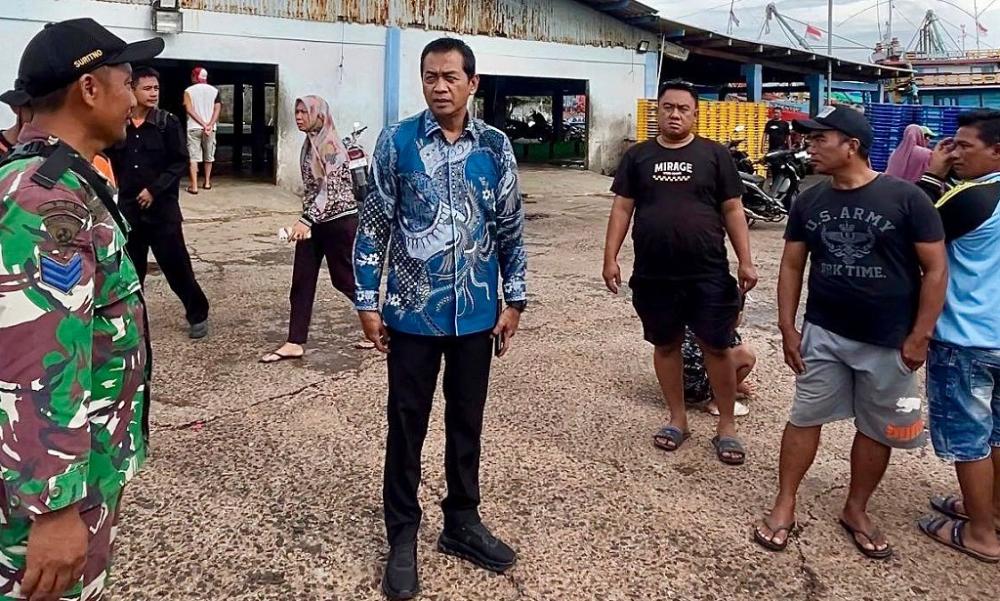 Batang - Wakil Bupati Batang Suyono meninjau langsung proses pencarian korban kecelakaan laut (laka laut) yang dilaporkan hanyut di Muara Sungai Sambong, Desa Klidang Lor, Kabupaten Batang, Kamis (22/1/2026).