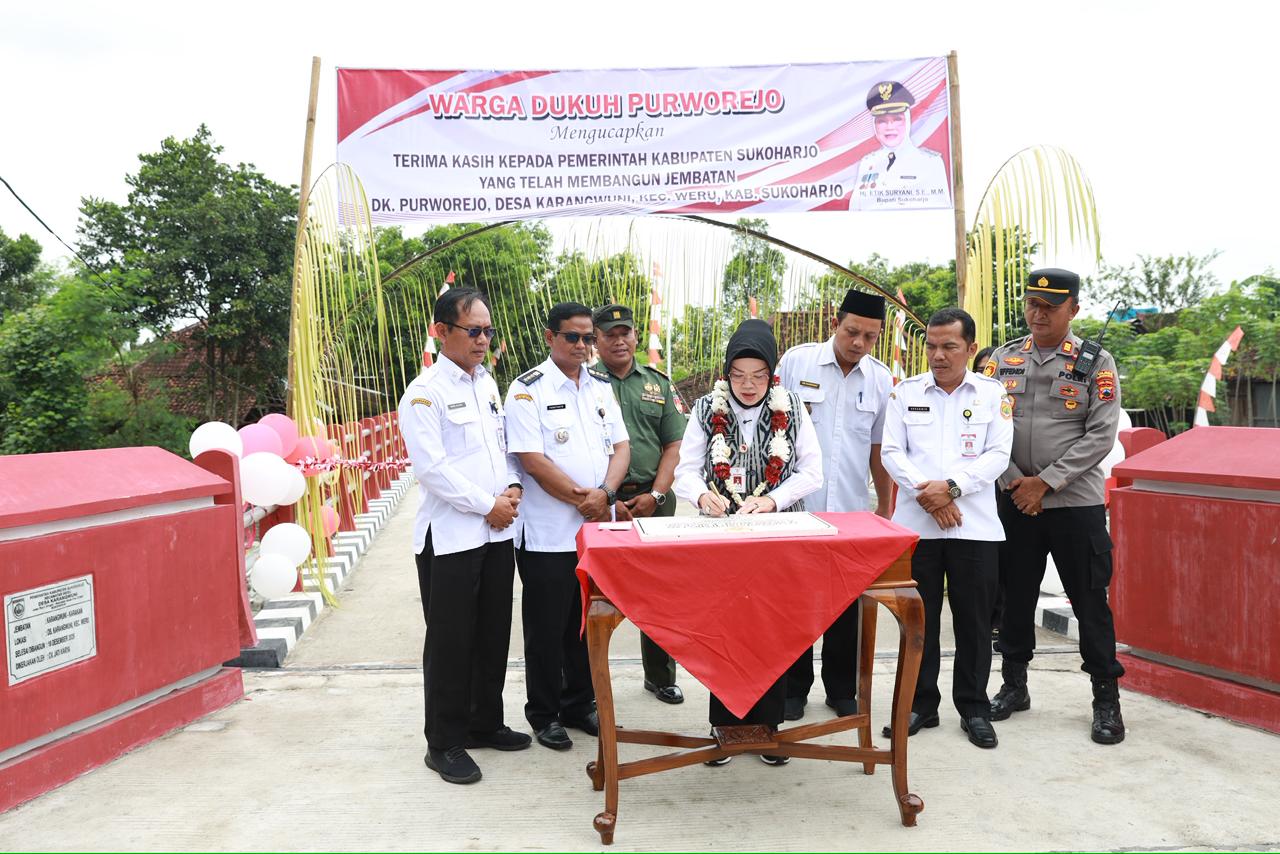 Bupati Sukoharjo, Hj. Etik Suryani meresmikan Jembatan Karangwuni-Karakan di Desa Karangwuni, Kecamatan Weru. Peresmian di Dukuh Purworejo ini dihadiri Kepala Perangkat Daerah, Camat Weru beserta Forkopimcam, serta Kepala Desa se-Kecamatan Weru.