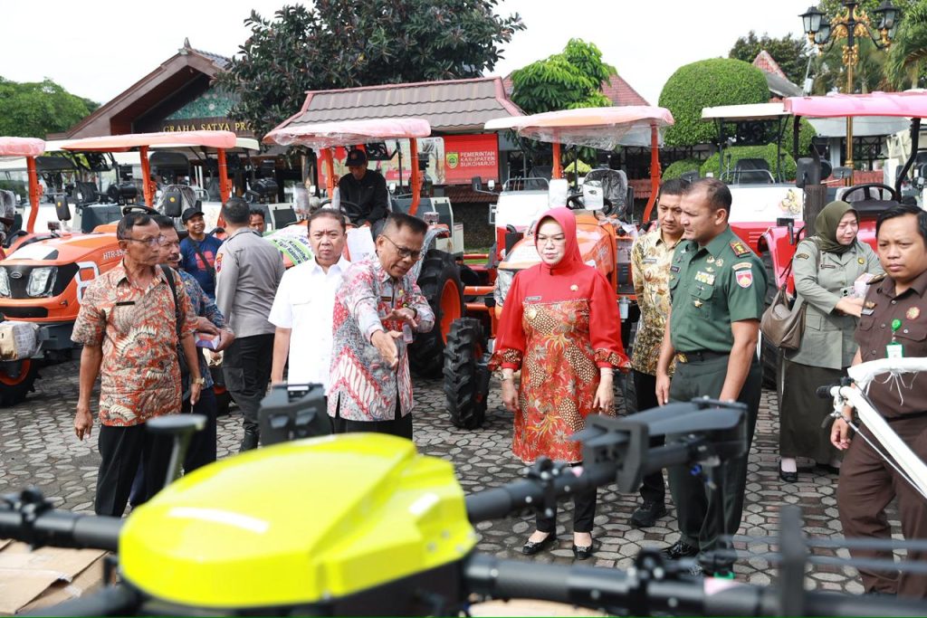 Pemerintah Kabupaten Sukoharjo menerima bantuan alat dan mesin pertanian dari Kementerian Pertanian sebagai upaya mendukung program swasembada pangan nasional. Sebanyak 56 unit alsintan diserahkan kepada kelompok tani di 12 kecamatan.