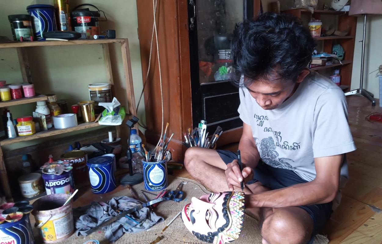 Khoirul Mutakin, perajin topeng asal Desa Bandongan, Kecamatan Bandongan, Magelang.