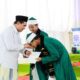 Wakil Gubernur Jawa Tengah Taj Yasin Maemoen menyerahkan penghargaan (bisarah) kepada 22 penghafal Quran di Haflah XI Khotmil Quran wal Kutub Pondok Pesantren Kauman Lasem, Rembang, pada Minggu, 4 Januari 2026.