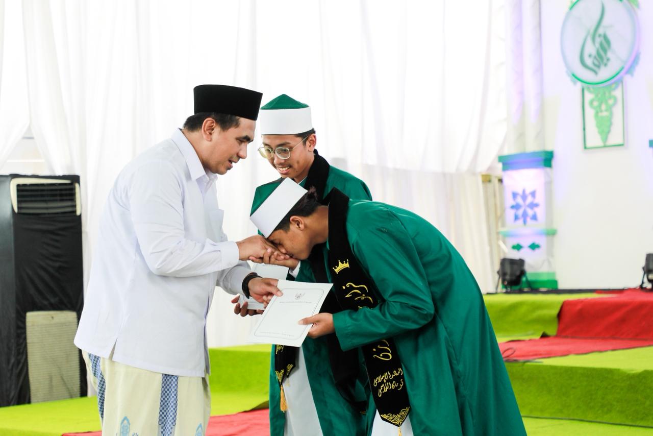 Wakil Gubernur Jawa Tengah Taj Yasin Maemoen menyerahkan penghargaan (bisarah) kepada 22 penghafal Quran di Haflah XI Khotmil Quran wal Kutub Pondok Pesantren Kauman Lasem, Rembang, pada Minggu, 4 Januari 2026.