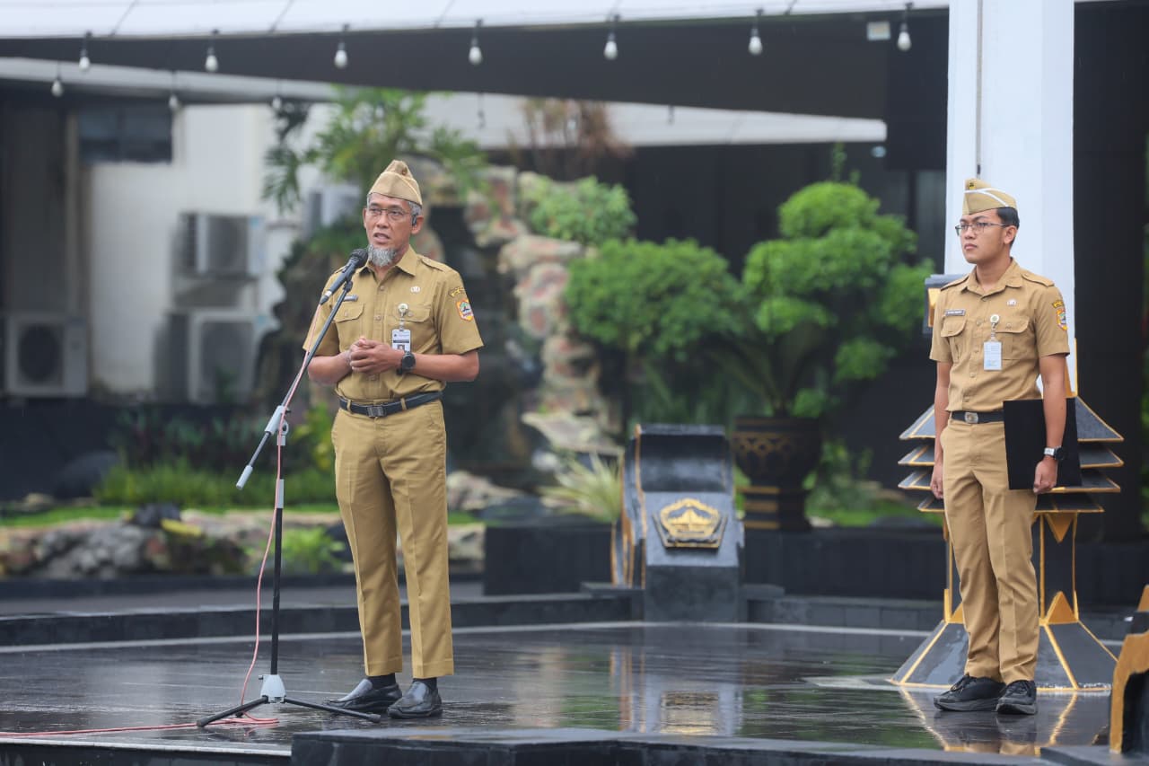 Sekretaris Daerah (Sekda) Provinsi Jawa Tengah, Sumarno, saat memimpin Apel Pagi di Halaman Kantor Gubernur Jateng pada Senin, 5 Januari 2026.