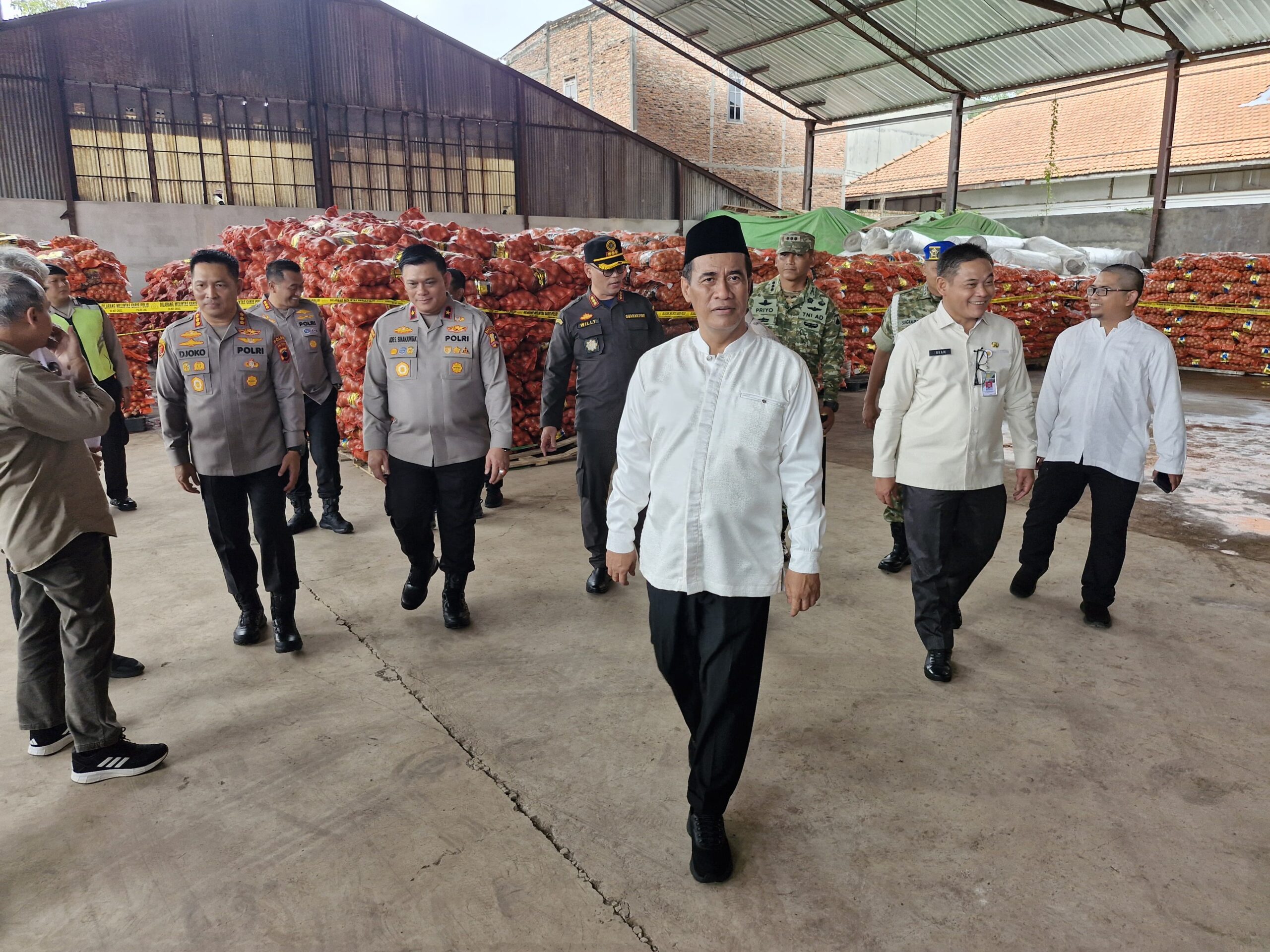 Menteri Pertanian Amran Sulaiman mengecek bawang bombay ilegal yang diamankan dari Pelabuhan Tanjung Emas, di gudang di Kecamatan Semarang Utara, Kota Semadang, Sabtu (10/1/2026).