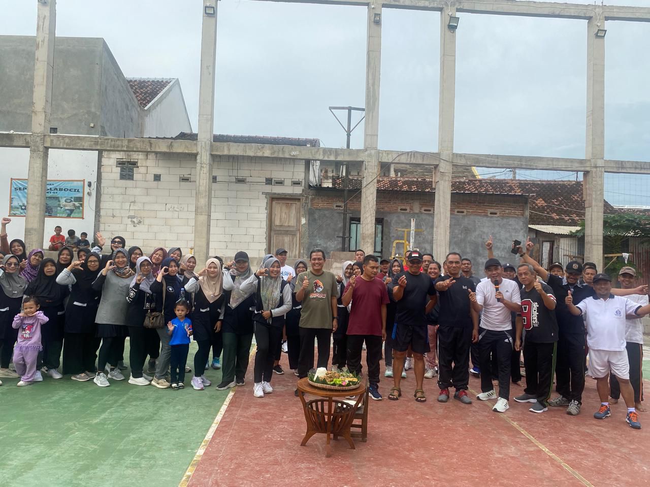 Wakil Ketua DPRD Kota Semarang, Suharsono meresmikan Sport Center di RT 01/RW 12, Kelurahan Gondoriyo, Kota Semarang