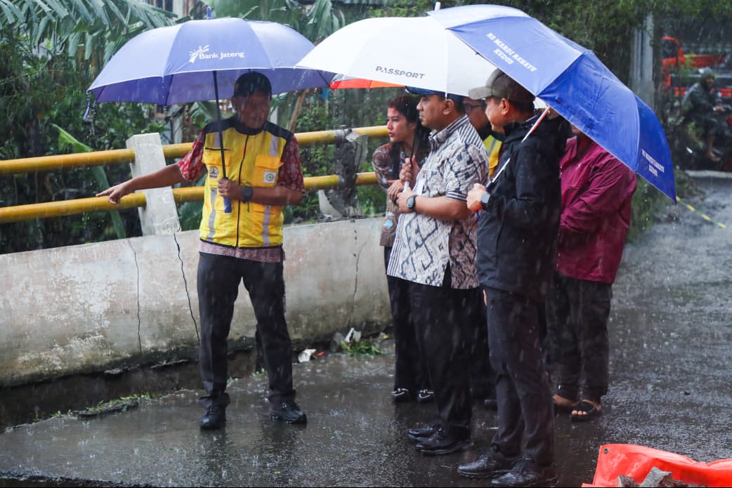 Wakil Gubernur Jawa Tengah, Taj Yasin Maemoen saat meninjau lokasi longsor di pintu masuk Wisata Colo, Desa Colo, Kecamatan Dawe, Kabupaten Kudus, Selasa, 13 Januari 2026.
