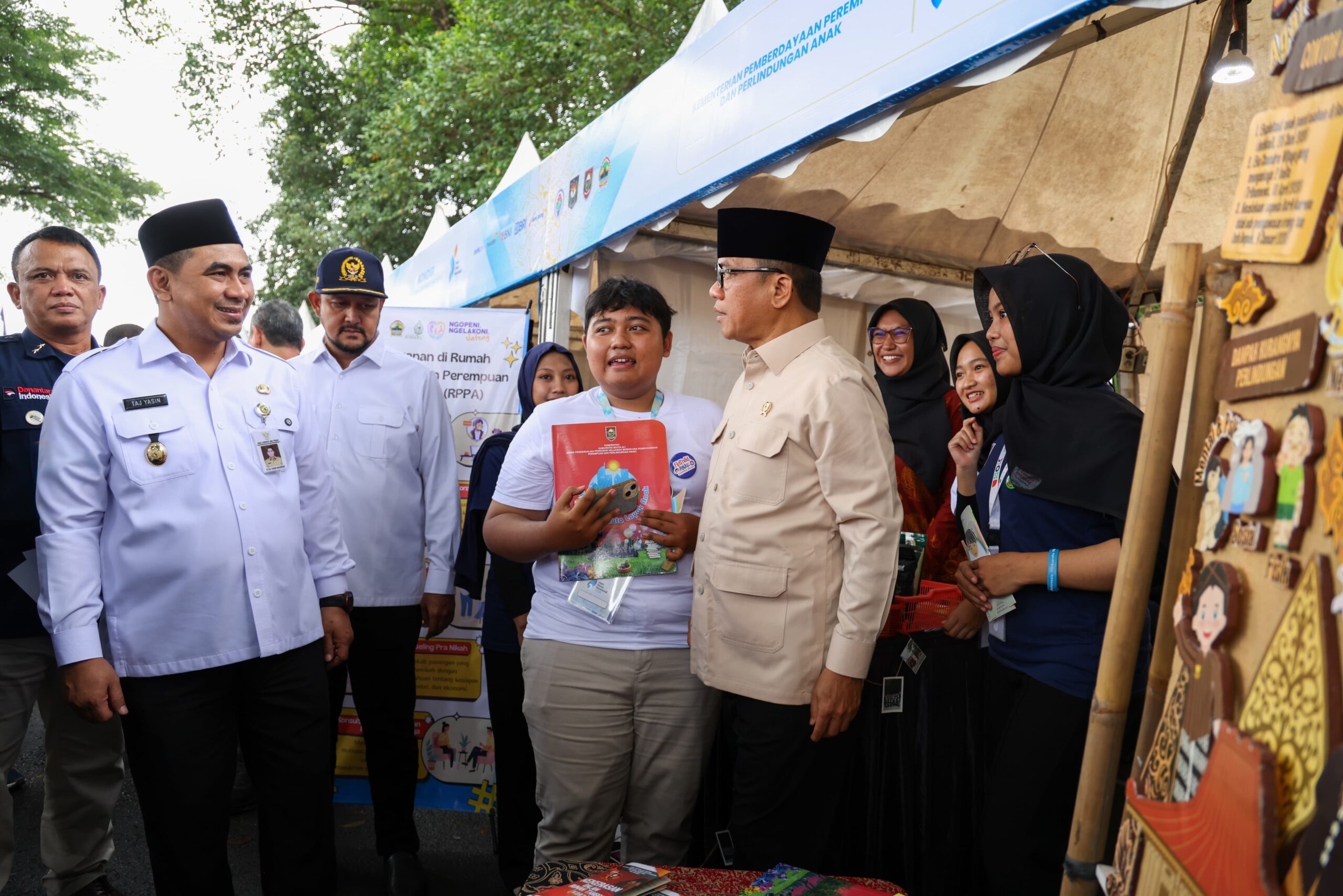 Menteri Desa dan Pembangunan Daerah Tertinggal, Yandri Susanto bersama Wakil Gubernur Jawa Tengah, Taj Yasin saat menghadiri acara rangkaian peringatan Hari Desa Nasional 2026 di Desa Butuh, Kecamatan Mojosongo, Kabupaten Boyolali pada Rabu, 14 Januari 2026.