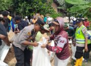 Cegah Banjir Sungai Juwana, Polisi–Warga Sukolilo Gotong Royong Tinggikan Tanggul