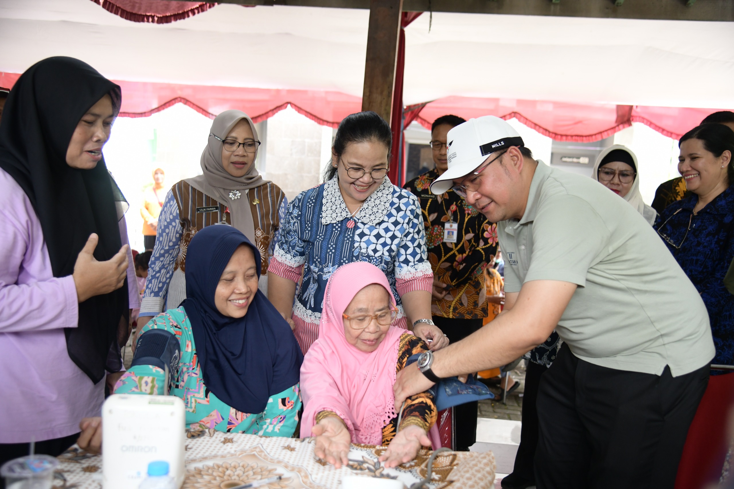 Walikota Semarang, Agustina Wilujeng didampingi Kepala Dinas Kesehatan Kota Semarang, Abdul Hakam meninjau cek kesehatan gratis.