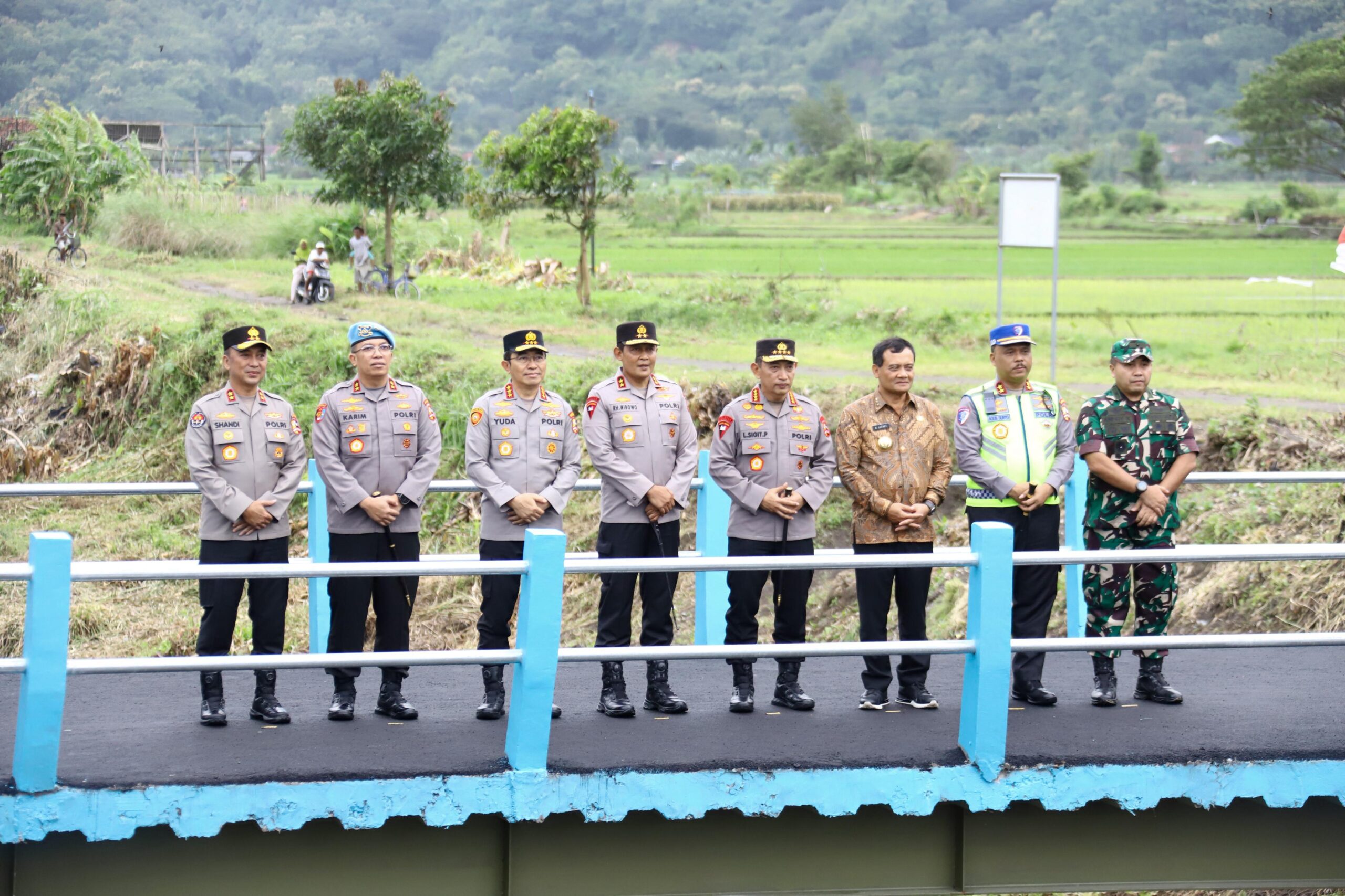 Kapolri Jenderal Polisi Listyo Sigit Prabowo, didampingi Gubernur Jawa Tengah, Ahmad Luthfi dan Kapolda Jawa Tengah Irjen Pol Ribut Hari Wibowo meresmikan secara serentak 19 Jembatan Merah Putih Presisi di Desa Cucukan dan Desa Kotesan, Kecamatan Prambanan, Kabupaten Klaten.