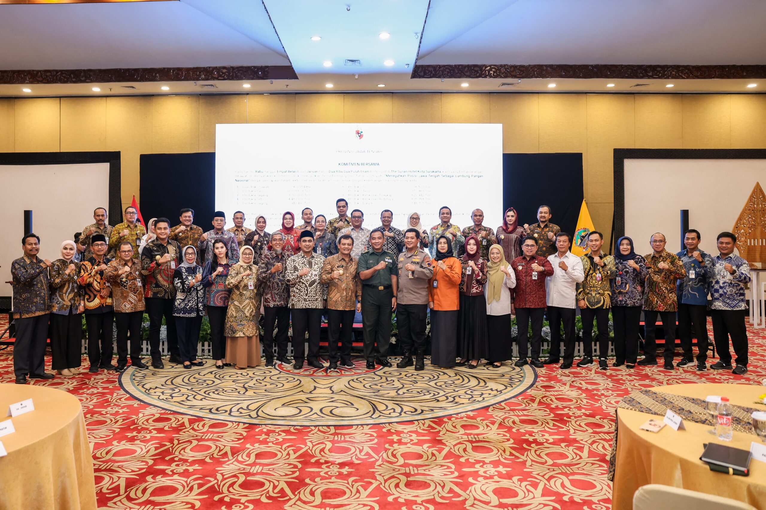 Gubernur Jawa Tengah, Ahmad Luthfi Teken Komitmen Bersama Bupati-Wali Kota se-Jateng untuk Swasembada Pangan yang dilakukan di Hotel The Sunan, Surakarta, Rabu (14/1/2026), dan turut melibatkan instansi vertikal, antara lain Kodam IV/Diponegoro, Polda Jawa Tengah, serta Badan Pusat Statistik (BPS) Jawa Tengah.
