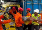 Truk Tabrak Kendaraan Parkir, Sopir Tewas Terjepit