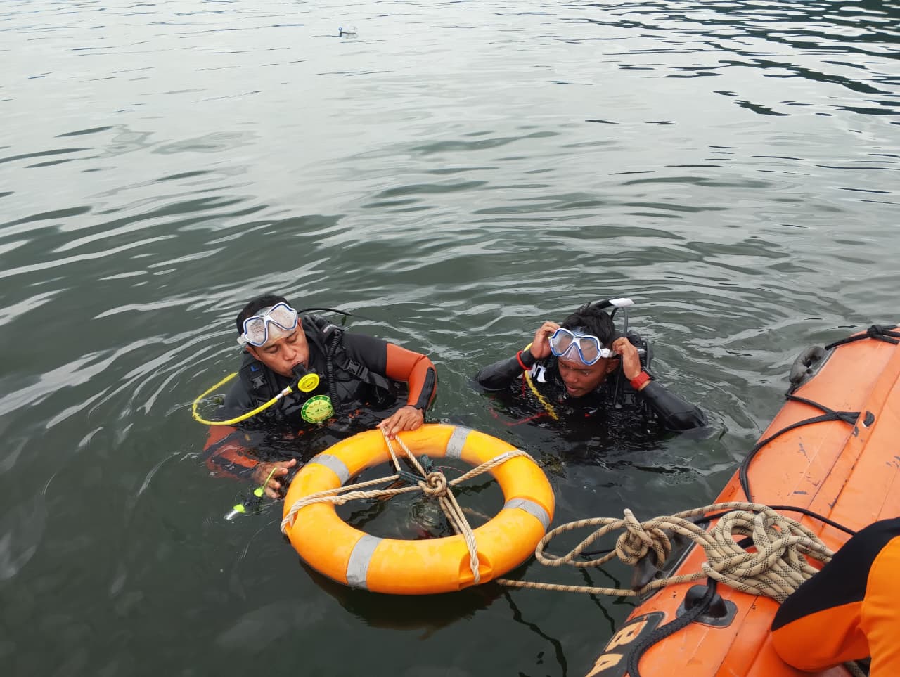Tim SAR Gabungan mengevakuasi jasad pria 36 tahun yang hilang tenggelam di waduk Wadaslintang Wonosobo.