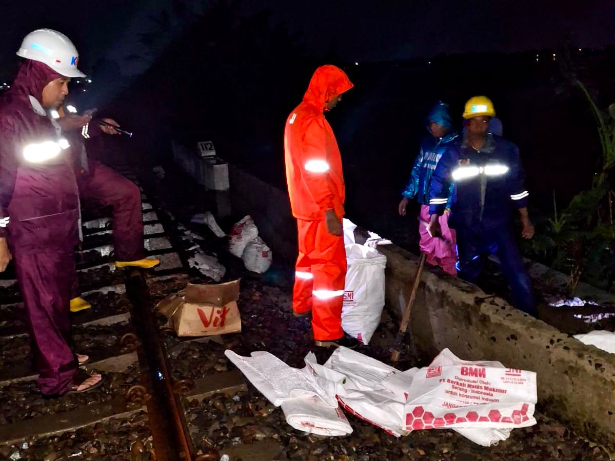 Petugas dari PT KAI Daop Empat Semarang melakukan normalisasi jalur hulu pada petak jalan Kaliwungu - Kalibodri yang sebelumnya dilakukan normalisasi pasca luapan air di jembatan KA nomor BH 111 KM 20+7/8