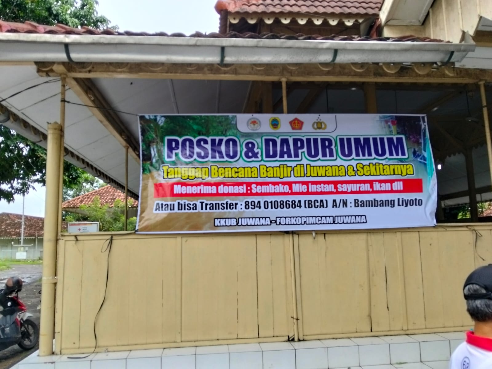 Polsek Juwana bersama Forkopimcam Juwana mendirikan posko dan dapur umum untuk membantu warga terdampak banjir di Kecamatan Juwana, Kabupaten Pati. Kegiatan tersebut dipusatkan di Aula Kecamatan Juwana dan berlangsung pada Jumat (16/1/2026).