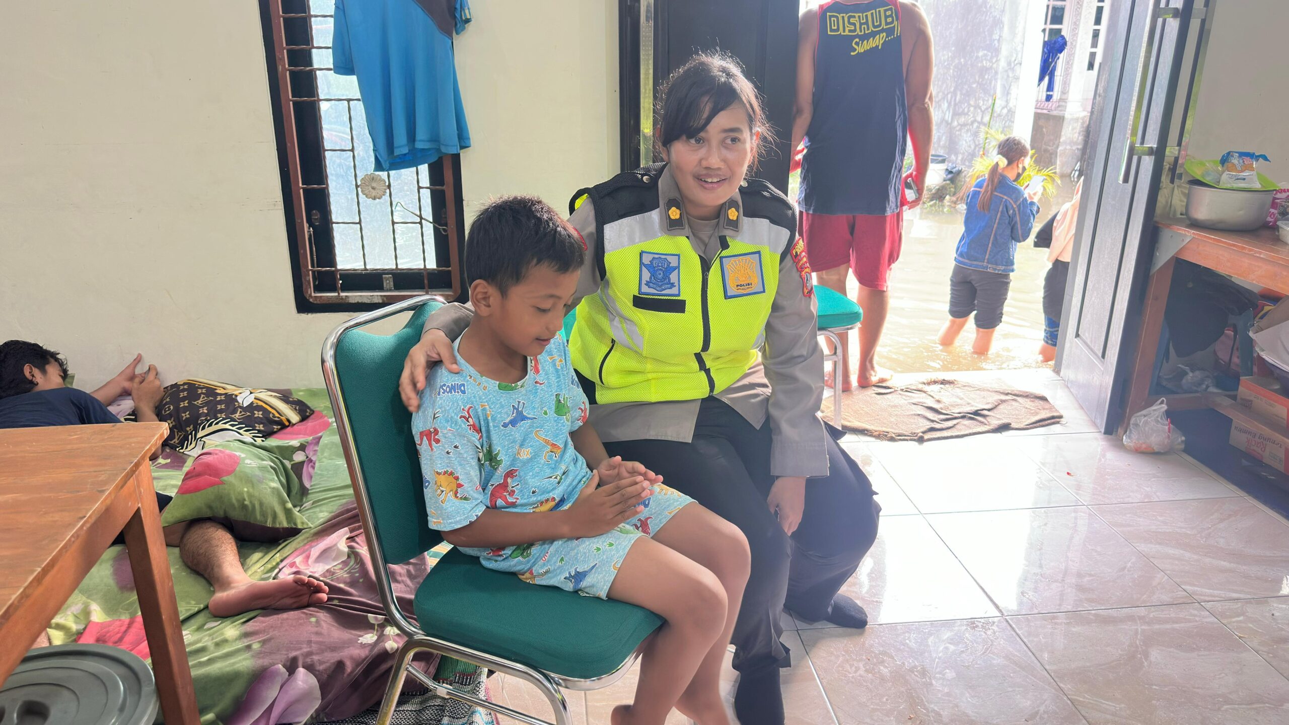 Polresta Pati melalui Bagian SDM menggelar kegiatan trauma healing bagi masyarakat terdampak banjir di wilayah Kecamatan Juwana, Kabupaten Pati.
