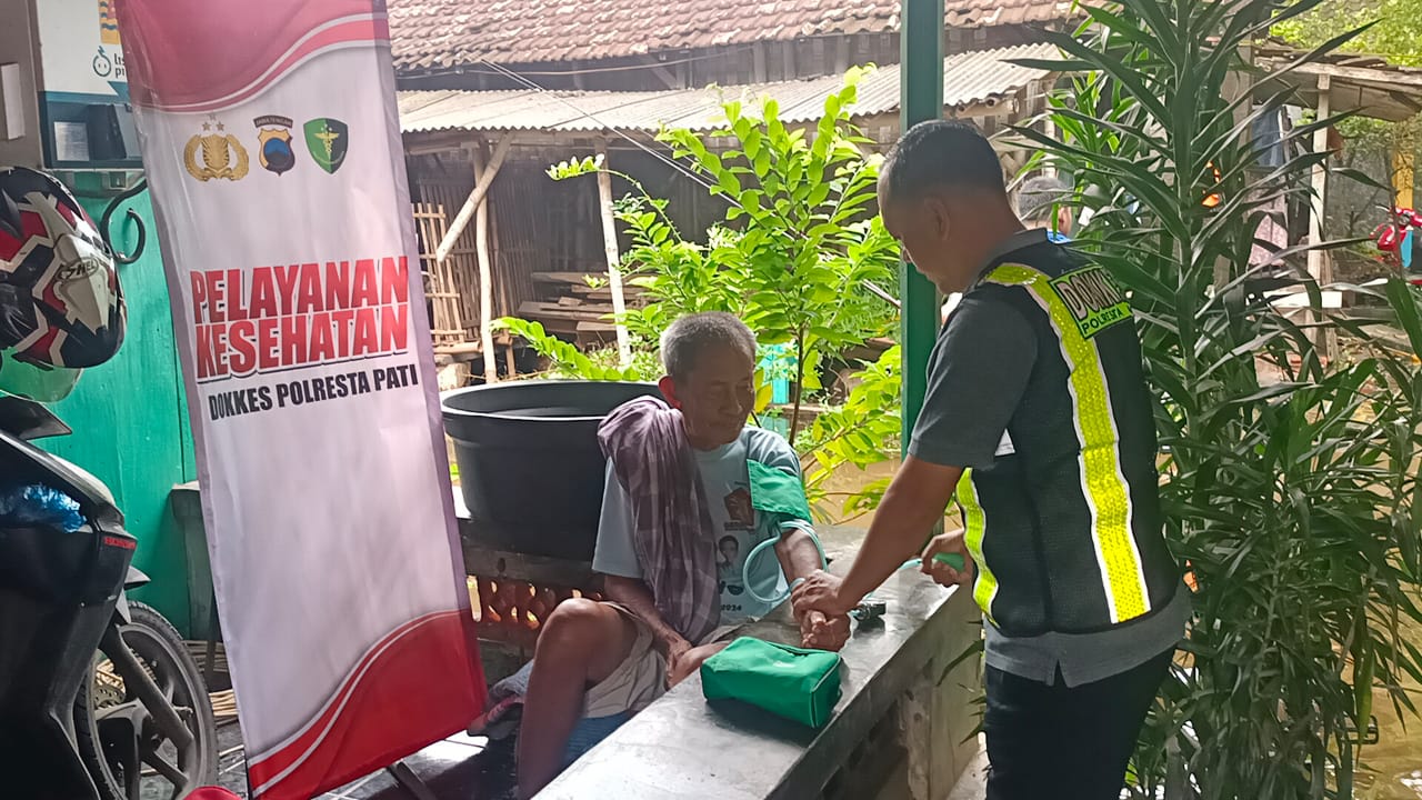 SIDOKKES Polresta Pati bergerak cepat merespons kejadian bencana alam banjir yang melanda Desa Kedungpancing, Kecamatan Juwana, Kabupaten Pati, Jumat (16/1/2026)