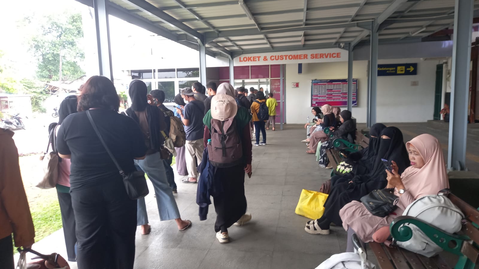 PT KAI Daop 4 memberikan layanan overstapen menggunakan bus bagi penumpang kereta api tujuan Semarang yang perjalanannya harus dialihkan atau memutar akibat kondisi tersebut. KAI menyediakan 5 big bus yang disiagakan di Stasiun Tegal serta 2 mobil di Stasiun Comal.