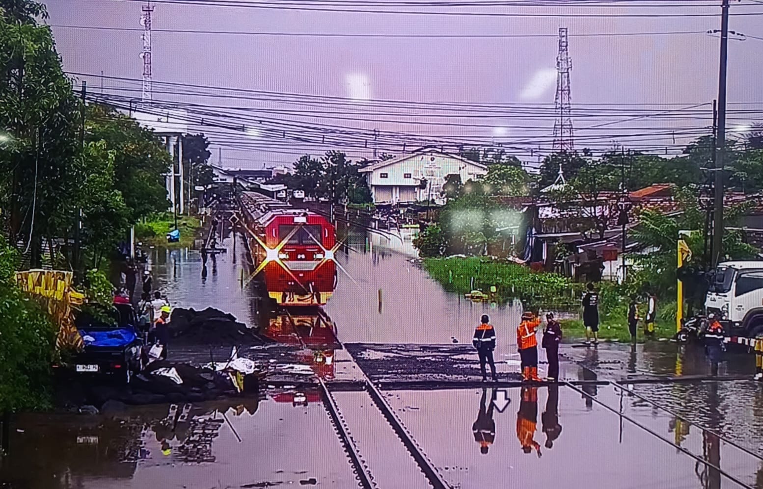 PT KAI Daop 4 Semarang menyampaikan bahwa jalur hulu pada petak jalan Stasiun Pekalongan – Stasiun Sragi, tepatnya di KM 88+6/7, saat ini telah dapat dilalui perjalanan kereta api dengan kecepatan terbatas 10 km/jam pada Sabtu (17/1) pukul 15.00 WIB.