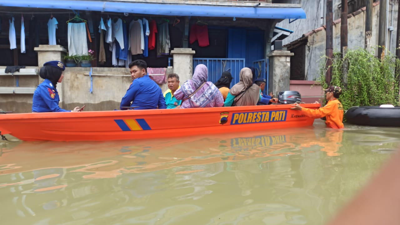Satuan Polisi Perairan dan Udara (Sat Polairud) Polresta Pati melaksanakan kegiatan kemanusiaan berupa evakuasi warga serta penyaluran bantuan barang-barang kesehatan di Desa Bumirejo, Kabupaten Pati, Jumat (17/1/2026).