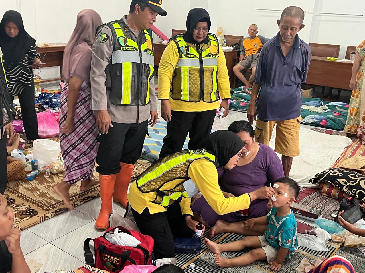 Kepolisian kembali menunjukkan kehadirannya di tengah masyarakat terdampak bencana. Satuan Kedokteran dan Kesehatan (Sidokkes) Polresta Pati memberikan pelayanan kesehatan gratis kepada warga korban banjir di Desa Bumirejo dan Desa Kedung Pancing, Kecamatan Juwana, Kabupaten Pati, Sabtu (17/1/2026).