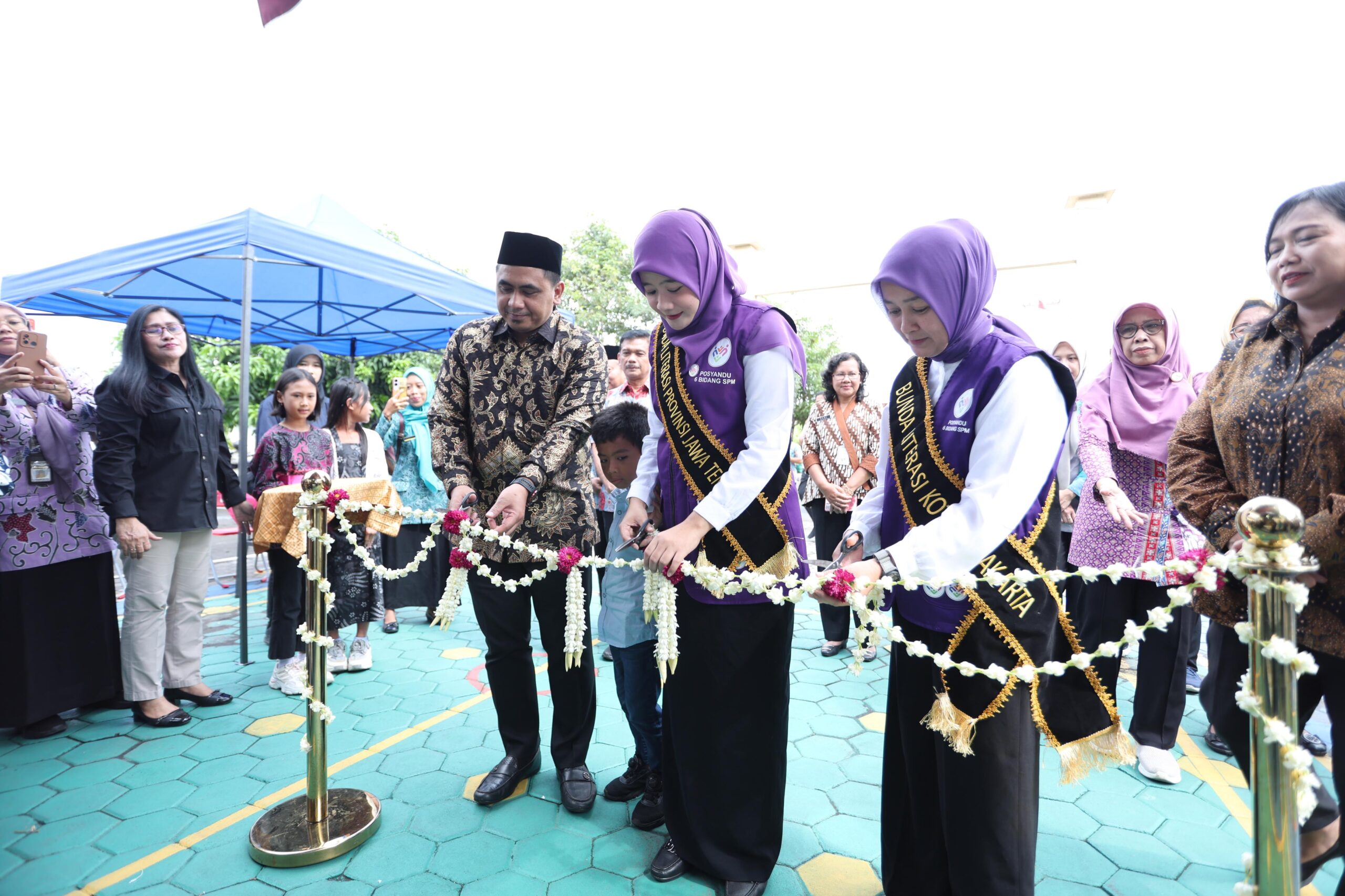 Bunda Literasi Jateng Nawal Arafah Yasin, bersama Wakil Gubernur Jawa Tengah Taj Yasin Maimoen, meluncurkan Bus Pintar, di Taman Cerdas, Kelurahan Gilingan, Kota Surakarta, Sabtu (17/1/2026).