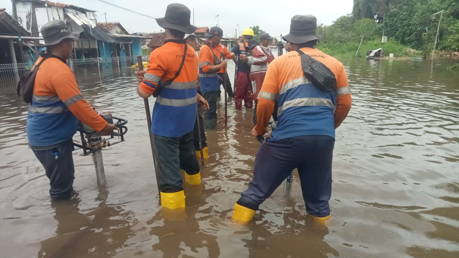 PT KAI Daop 4 Semarang menyampaikan bahwa jalur hilir pada petak jalan Stasiun Pekalongan - Stasiun Sragi telah dapat dilalui perjalanan kereta api dengan kecepatan terbatas 10 km/jam pada Sabtu (17/1) pukul 17.50 WIB.