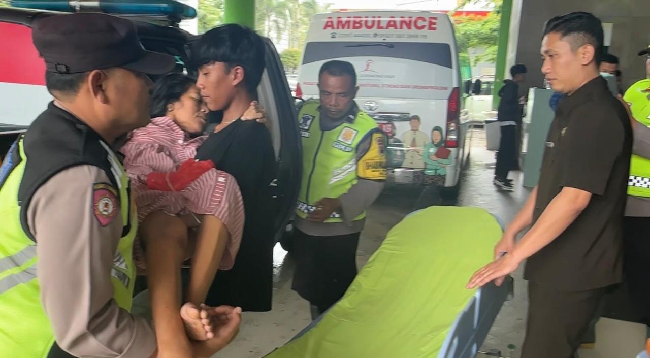 Di tengah banjir yang masih menggenangi permukiman warga, polisi mengevakuasi seorang warga Desa Jetis Kapuan, Kecamatan Jati, Kudus, yang menderita stroke menuju RSUD dr. Loekmonohadi Kudus, Sabtu (17/1/2026) sore tadi.