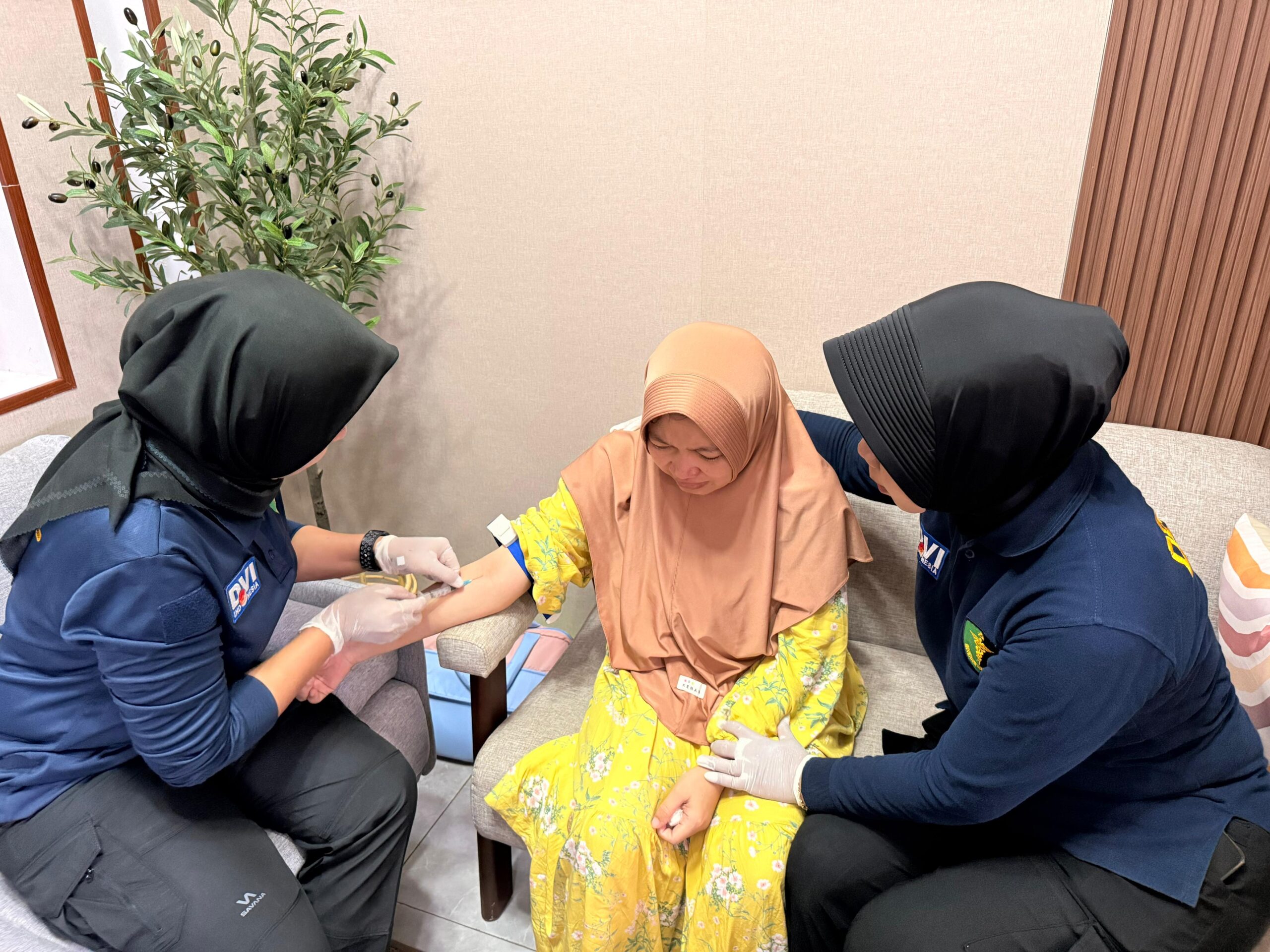 Polda Jateng melalui tim Disaster Victim Identification (DVI) melakukan pengambilan sampel DNA dan data antemortem terhadap keluarga korban jatuhnya pesawat ATR 42-500 atas nama alm H. Kegiatan tersebut dilaksanakan pada Minggu, 18 Januari 2026, pukul 13.00 WIB hingga selesai, bertempat di Kabupaten Karanganyar.