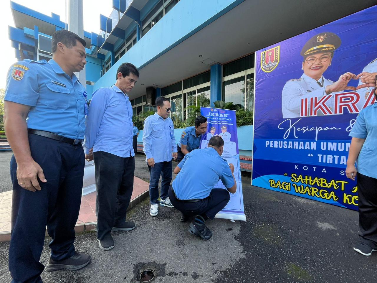 Direktur Utama PDAM Tirta Moedal Kota Semarang, Ady Setiawan tandatangani ikrar Sahabat Air Minum. (dok Humas PDAM Tirta Moedal Kota Semarang)